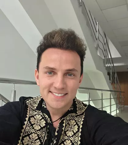 A zis "DA"!!! Toți au rămas ȘOCAȚI când au văzut! Mihai Trăistariu, primele imagini de la NUNTĂ. CINE SE AFLĂ la brațul artistului a creat isterie în ONLINE...NU te-ai fi așteptat la ea: "Casă de piatră! Meriți!"