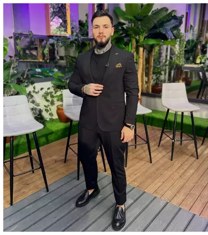 Ahmed îl atacă DUR pe Robert: "Ești cel mai urât concurent din istoria casei iubirii" NU O SĂ ÎȚI VINĂ SĂ CREZI de la ce a pornit conflictul! Tensiunea a fost atât de mare încât colegii au intervenit imediat: "Ești agresiv și nu vreau asta, atât îți zic!"