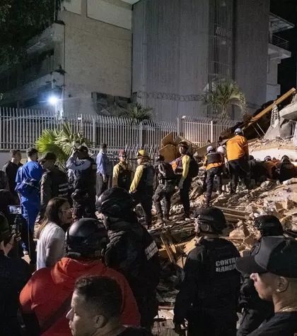 VIDEO: Un locuitor din Venezuela a filmat cum a ieșit dintr-un bloc distrus de cutremur / București este capitala cea mai expusă la cutremure din Uniunea Europeană