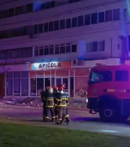 Dronă prăbuşită pe un bloc din Galaţi. Explozie şi incendiu la un apartament. Două persoane, la spital