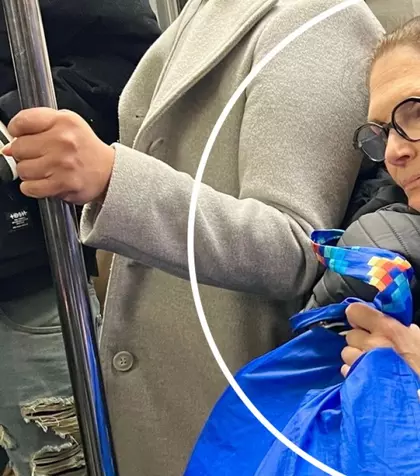 Înghesuită la metrou, cu sacoșele de cumpărături în brațe... pur și simplu de nerecunoscut! Uită-te bine la poză, îți dai seama cine e? E super celebră, dar preferă să ducă o viață absolut normală. Ți-ai dat seama cine e în fotografie?