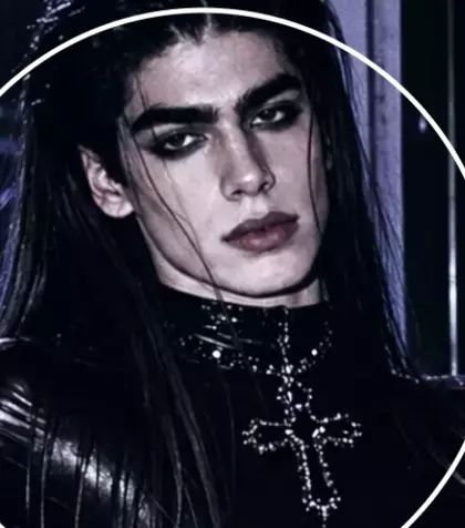 Azi e unul dintre cei mai cunoscuți bărbați din România, vorbește și despre politică și apare des la TV, dar în tinerețe participa adesea la show-uri în travesti. Uită-te bine la poză, îl recunoști? Ți-ai dat seama cine e? FOTO