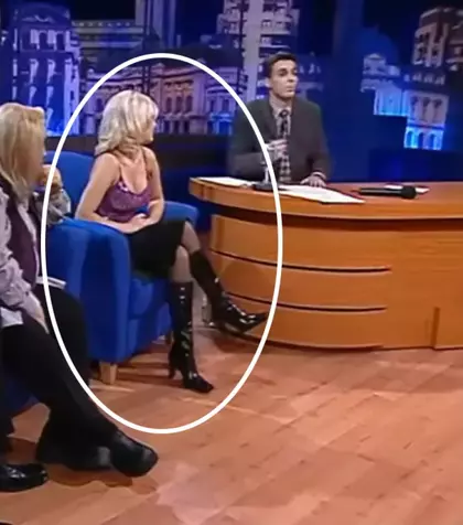 O înregistrare din anul 2000 face furori pe internet! Blonda din imagine, din dreapta lui Mircea Badea, avea atunci doar 19 ani și era angajată la un Xerox. Azi e una dintre cele mai mari vedete din România și e schimbată total!! O recunoști? Foto