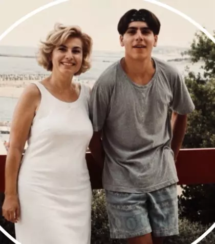 Uită-te bine la adolescentul cool din poză, îți dai seama cine e? Astăzi îl știe toată România, apare la TV și mulți îl admiră! L-ai recunoscut?
