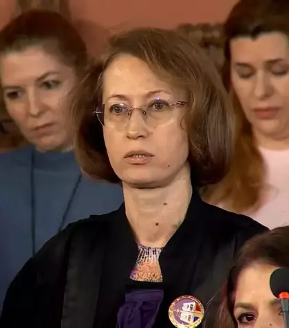 Ce s-a aflat despre Raluca Moroșanu, magistrata care a sfidat regulile nescrise și a îndrăznit să scoată la lumină secrete nebănuite. Povestea ei ascunde momente halucinante și un trecut incredibil