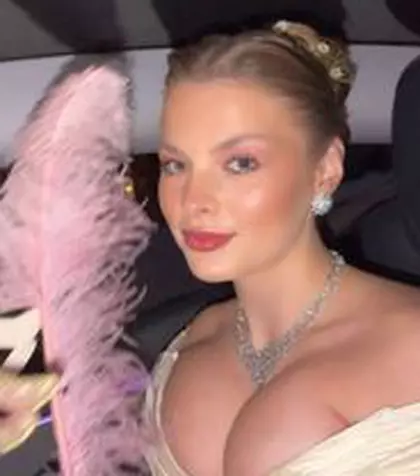 Între două „finale” pentru play-off, Bîrligea a dus-o pe Antonia la bal mascat