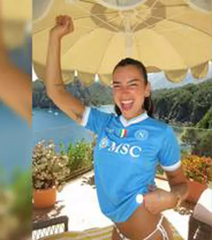 Intezis minorilor! Dua Lipa a îmbrăcat tricoul lui Napoli, apoi s-a fotografiat complet goală în cadă: „Raiul pe Pământ”