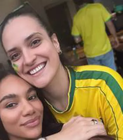 Elizabeth Omoregie și iubita Gabi Moreschi s-au îmbrăcat în tricoul naționalei favorite de la Mondial