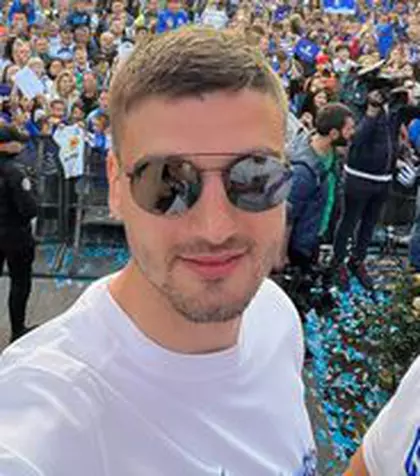 Stelistul Dragoș Nedelcu se iubește cu o femeie care „apare pe sticlă”