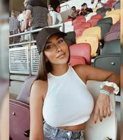 Sosia lui Kim Kardashian vine la marele meci și le va face galerie roș-albilor