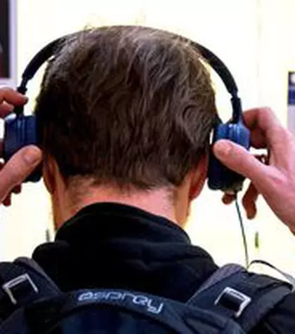 Studiu înfiorător: TOATE căștile audio „pot cauza cancer, probleme de dezvoltare neurologică și feminizarea bărbaților”