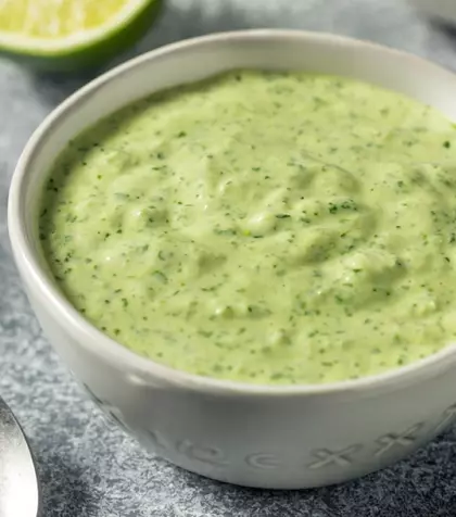 Rețetă de sos de usturoi verde – rapid și aromat