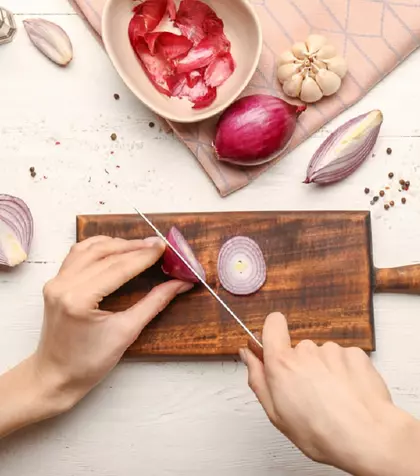 Cum scapi de mirosul de ceapă şi de usturoi de pe mâini