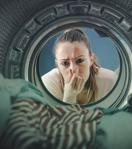 De ce miroase urât în mașina de spălat și cum o cureți corect