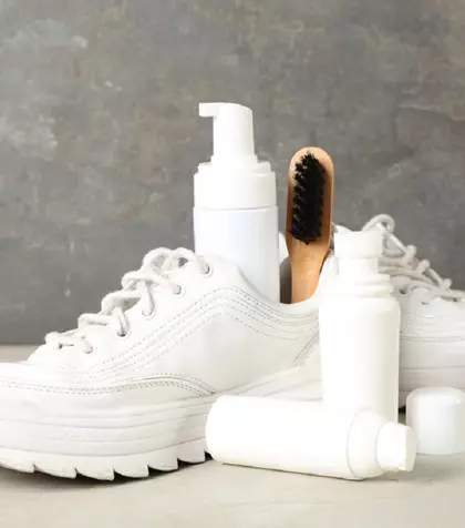 De ce se îngălbenesc tălpile albe ale adidașilor?