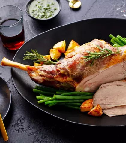 Friptură de miel – rețete gustoase cu miel la cuptor și la tigaie