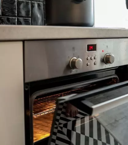 Ușa cuptorului se lasă deschisă sau închisă după ce ai gătit?