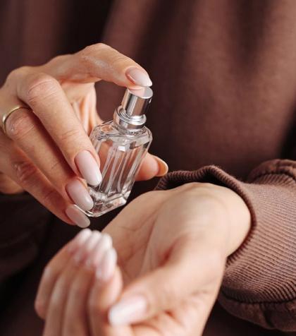 De ce ne dăm cu parfum pe încheietura mâinii?