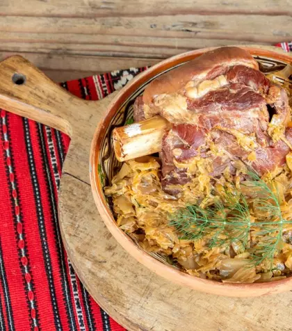 Varză cu ciolan afumat – rețete cu care nu dai greș