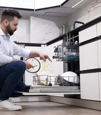 Mașina de spălat vase: clătești farfuriile înainte sau le pui murdare?