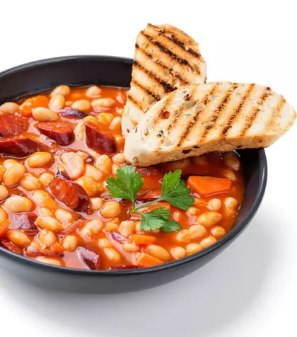 Iahnie cu cârnați – rețete și trucuri pentru o mâncare de fasole reușită