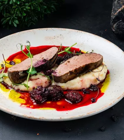 Sosuri fine din fructe de pădure: cum transformi zmeura și vișinele în toppinguri gourmet pentru fripturi și deserturi