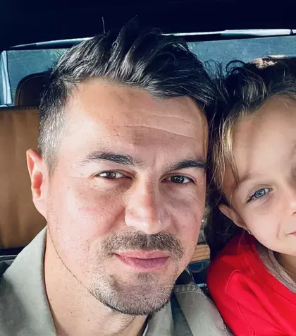 Cum a apărut fiica Elenei Udrea alături de tatăl ei, la serbarea școlară. Rochiță roz, diplomă, privire tristă: 'Până acum și-a vizitat mama de 150 de ori la închisoare'