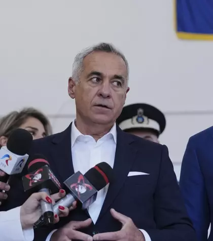 George Simion și Călin Georgescu, de mână cu soțiile la vot. Cum s-au îmbrăcat Ilinca și Cristela. Neașteptat și incomod ce au scandat oamenii atunci când i-au văzut