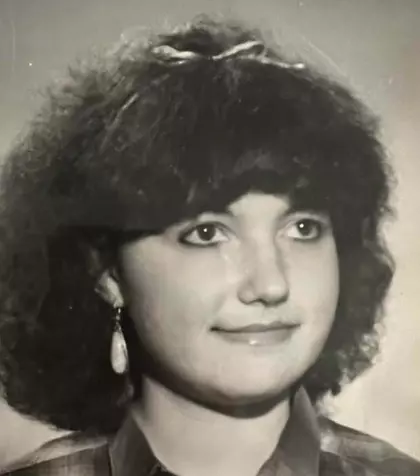 Uită-te bine la poză, sigur o recunoști pe vedeta noastră! „Da, stiu, eram o “umflată”, dar nu-mi păsa atât de tare!”. Azi o vezi peste tot, unii o adoră, alții o contestă, dar nu rămâne indiferentă