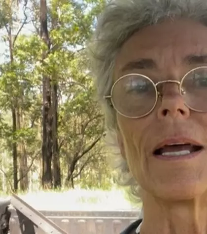 Da, ea e! Actrița adorată de români în anii ’90, atacată dur pentru felul decent în care a ales să îmbătrânească. Imagini virale cu vedeta care înfruntă timpul, prejudecățile și ura gratuită