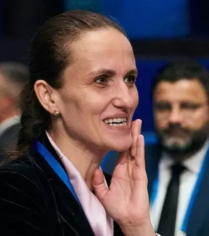 Oana Țoiu “a deranjat” din nou, acum cu costumul din catifea purtat la Summit-ul NATO. Ținuta a stârnit un val de comentarii răutăcioase, iar un celebru politician a răbufnit: “Este ţinta unui incredibil val de ură”