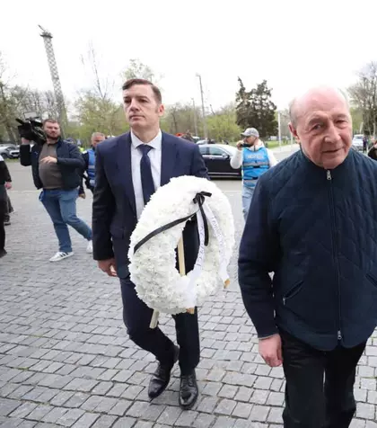 Singurul cuvânt scris de Traian Băsescu pe coroana funerară pe care a pus-o la căpătâiul lui Mircea Lucescu. Cum a aparut fostul presedinte, în urmă cu doar câteva minute, la Arena Natională