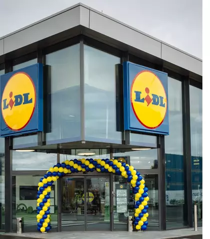 S-a deschis cel mai mare magazin Lidl! Are 3 etaje și terasă amenajată