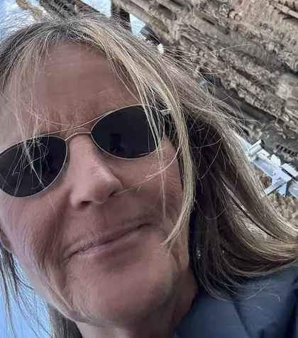 O recunoști pe celebra actriță? S-a iubit cu Mel Gibson pe marele ecran, dar în viața reală a divorțat după doar un an. Acum și-a regăsit dragostea din tinerețe