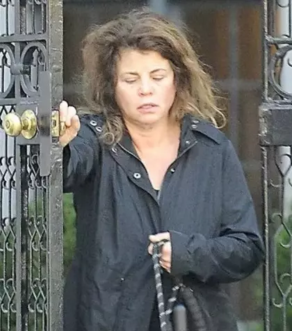 O recunoști? Da, din păcate, ea e! ”Frumușica” din serialul adolescenței noastre, feblețea bărbaților din lumea întreagă, transformată de dependențe de tot felul