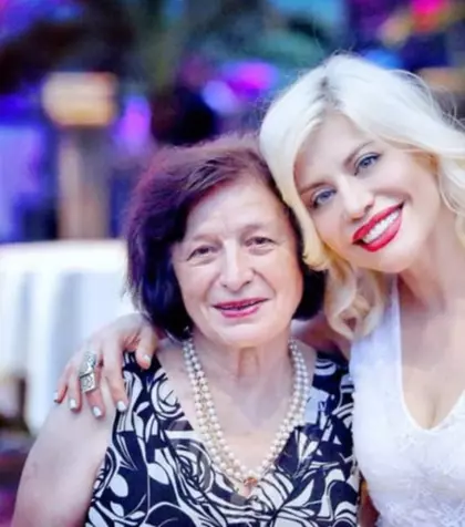 Loredana Groza, cu mami, cu tati, dar și cu fostul iubit la ziua ei de naștere! A fost regina serii, iar cândva regina inimii lui. WOW, si cum au fost filmați!