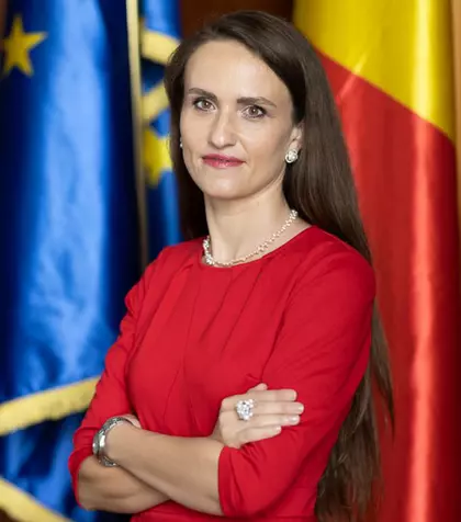 Adevărul despre Oana Țoiu, surpriza de la Externe, din Guvernul Bolojan. Imagini rare cu toată familia. Știai cine e iubitul ei? Și el e persoană cunoscută: “Omul ăsta bun, punctul meu cardinal”