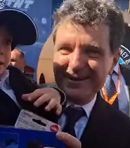 Fiul lui Nicușor Dan, gest de milioane în public. Unde a mers împreună cu tatăl lui. Antim, din nou viral cu reacțiile lui