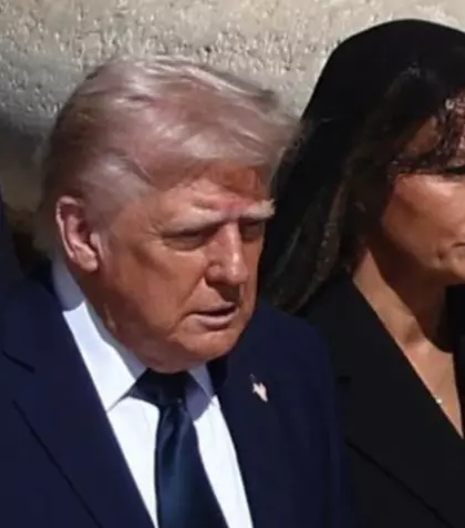 Cele 6 cuvinte șoptite de Donald Trump către Melania, la funeraliile Papei Francisc. Privirea ei spune totul. Un expert în citit pe buze a dezvăluit mesajul