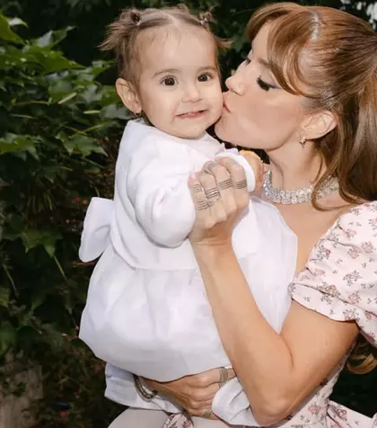 Vedeta noastră și-a botezat fetița la un an! De ce a așteptat atât. A meritat însă! Imagini adorabile cu Perla