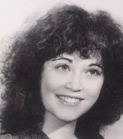 O recunoști pe această frumusețe? E o mare artistă a României, e necăsătorită și nu a locuit niciodată cu un bărbat. Zice că „s-a măritat” cu muzica. A apărut în oraș și a atras toate privirile