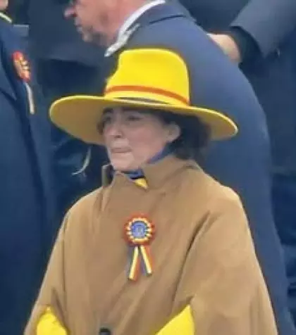 S-a aflat! Cine e doamna cu pălăria galbenă pe care a văzut-o toată România, de 1 Decembrie? A apărut în „linia 1” la paradă și a devenit virală. Abia acum s-a aflat ce persoană importantă este