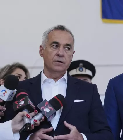 George Simion și Călin Georgescu, de mână cu soțiile la vot. Cum s-au îmbrăcat Ilinca și Cristela. Neașteptat ce au scandat oamenii atunci când i-au văzut