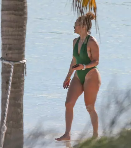 Dovada că posteriorul lui Jennifer Lopez nu arată deloc ca în reclame. 20 de poze neretușate, surprinse de paparazzi, la plajă
