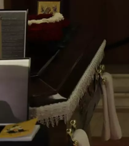 Primele imagini de la priveghi! Nidia Moculescu își plânge tatăl, depus acum la Teatrul de Revistă. Neașteptat cine e lângă ea în aceste clipe dureroase. Vedetele vin, pe rând, să își ia adio de la Horia Moculescu