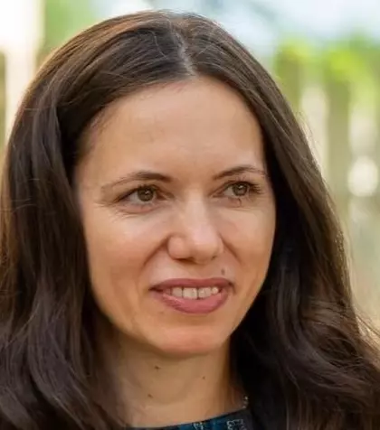 WOW! Mirabela Grădinaru, apariție de senzație la ambasada Americii! NU mai poartă rochii cuminți, așa chiar nu ai văzut-o niciodată! A atras toate privirile la brațul președintelui