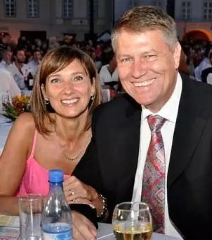 Singura poză cu sora “secretă” a lui Klaus Iohannis. Doamne, cât de mult seamănă! Cum arată Krista și unde trăiește discret și boem. Tunsă bob, același zâmbet, aceiași pomeți și ochi!