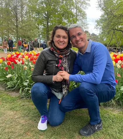 „În cazul meu, mă întreține soția…”, declara recent ministrul Dragoș Pîslaru și a spus și salariul. Cine “doamna Cash”, femeia care câștigă de trei ori mai bine decât politicianul, mâna forte a familiei lor cu patru băieți