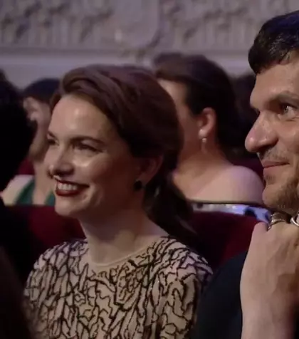 Tudor Chirilă și iubita lui, tandri și eleganți, în public! Iulia Mîzgan “a stins lumina” efectiv. Ce rochie, ce look, ce atitudine! Ce i-a spus Tudor când a văzut-o la machiaj