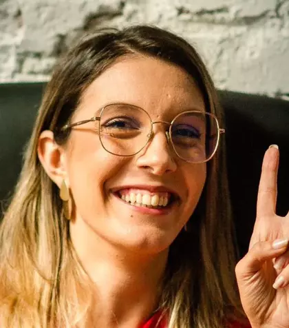 WOW, felicitări! Diana Buzoianu a împlinit 32 de ani, iar recent a vorbit și despre iubitul ei! A fost cu el la emisiune și uite cât de îndrăgostită în privește! “E prietenul meu de 11-12 ani”. Cine este bărbatul pe care îl iubește din studenție